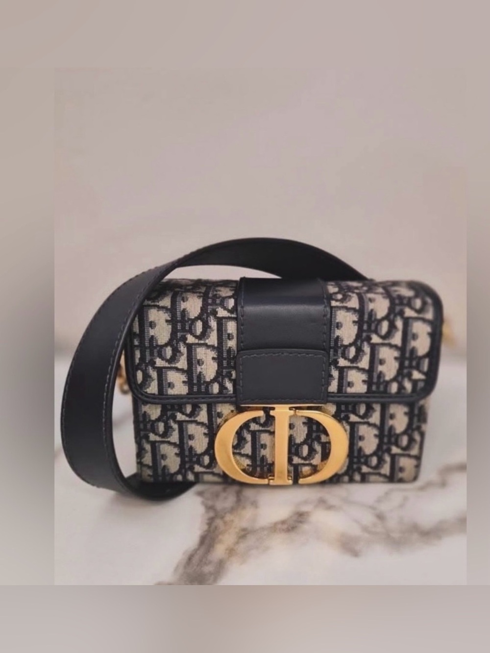Christian Dior 30 Montaigne BOX
Crossbody Bag.